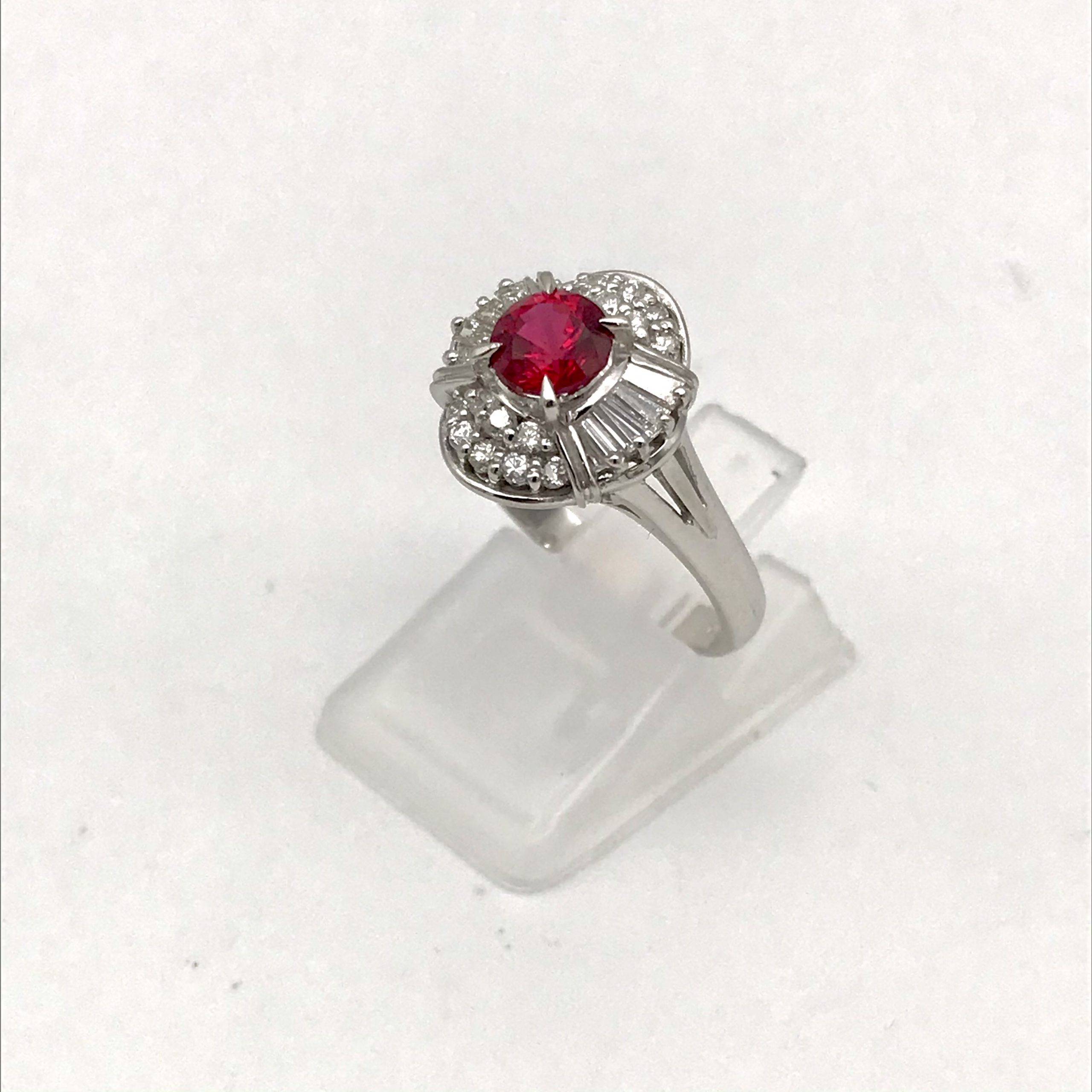 Pt900 リング（ルビー0.31ct、メレダイヤ0.24）