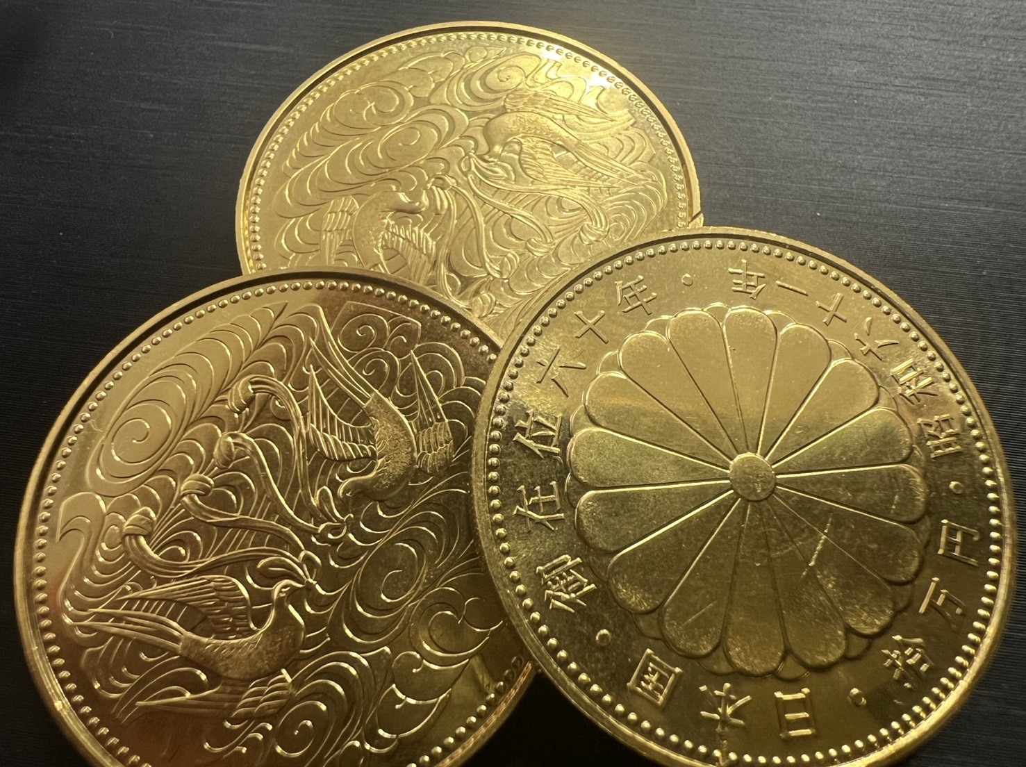 天皇陛下御在位60年記念 10万円金貨 三枚