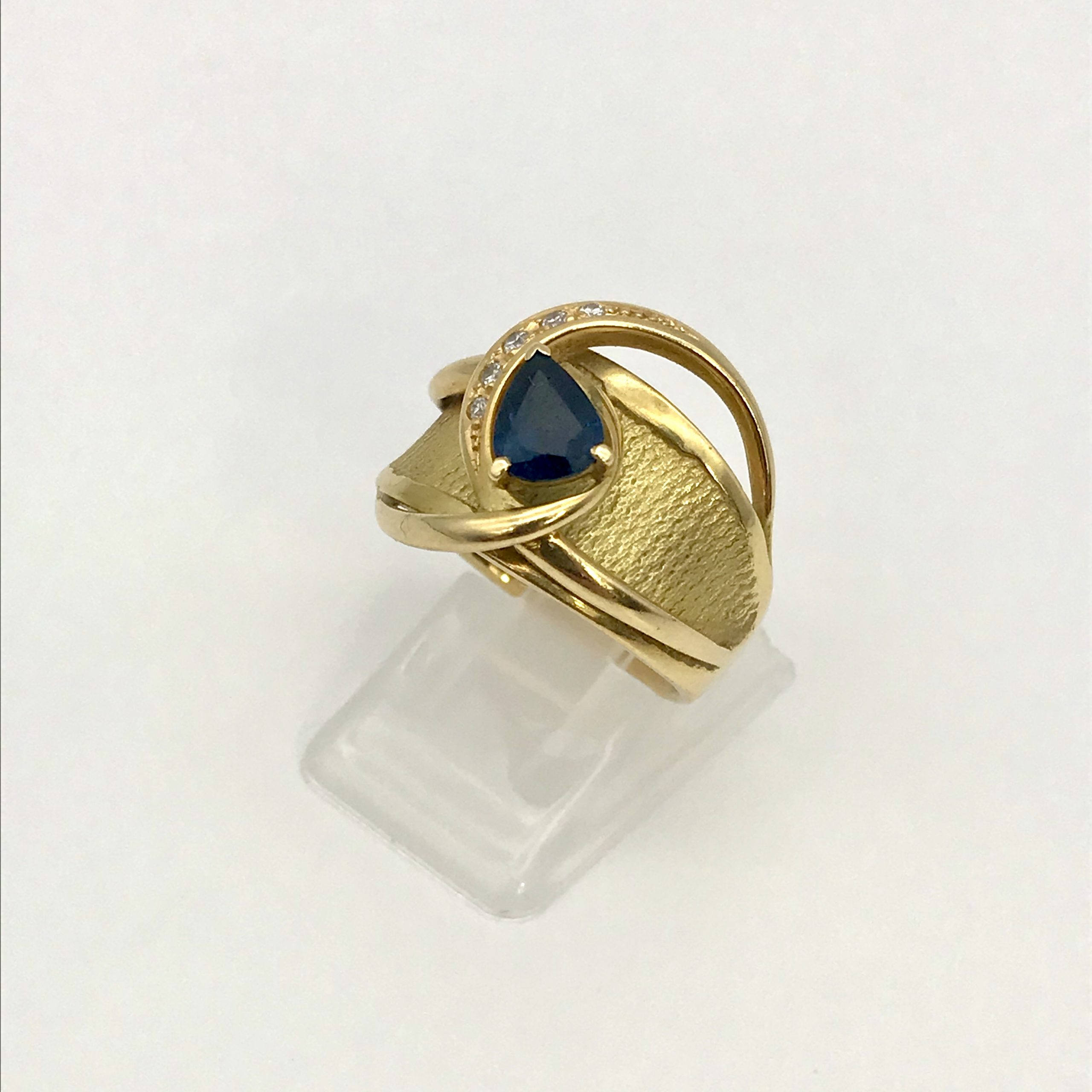 K18リング サファイア（0.93ct）メレダイヤ（0.06ct）