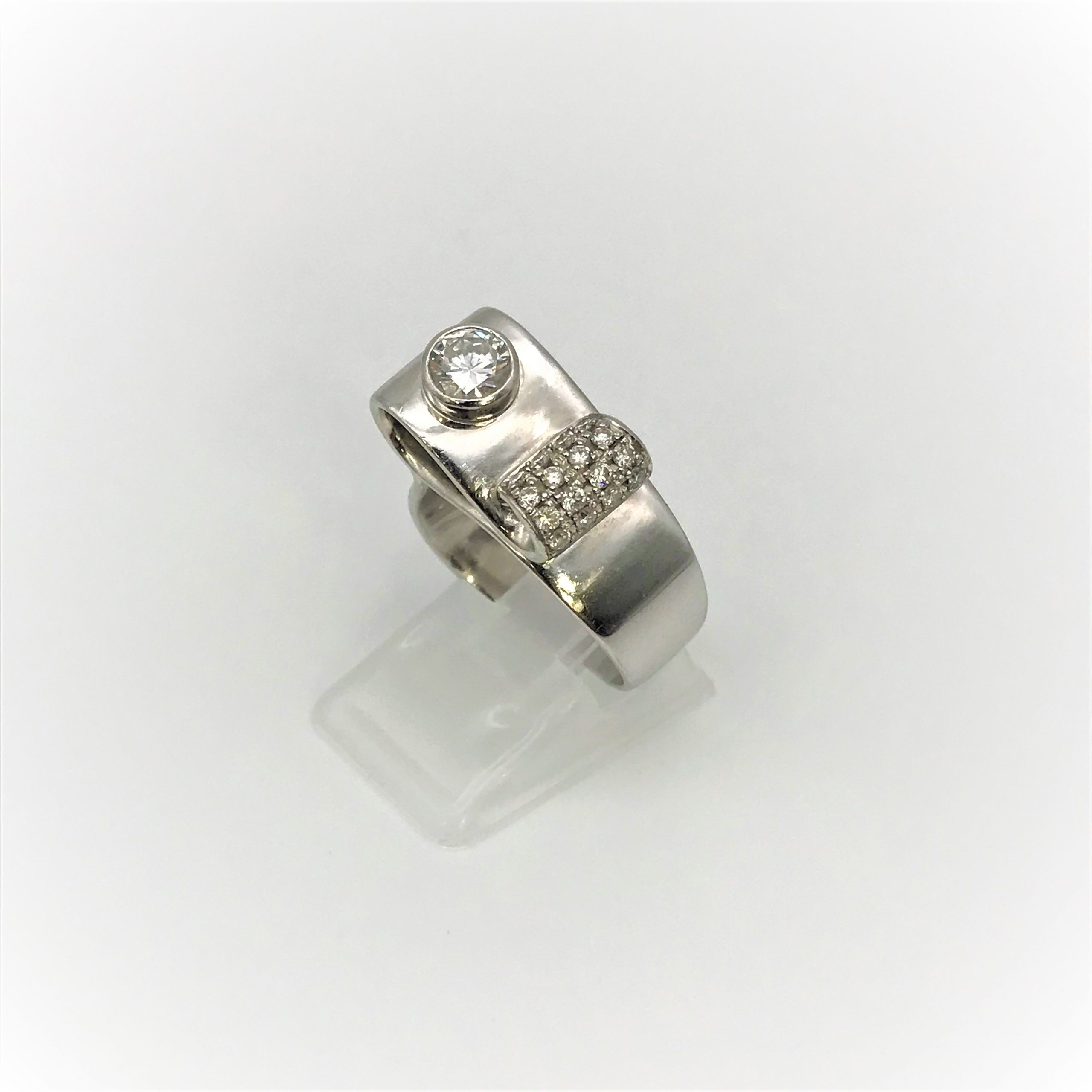 Pt900　リング(ダイヤ0.58ct、メレダイヤ0.2ct)