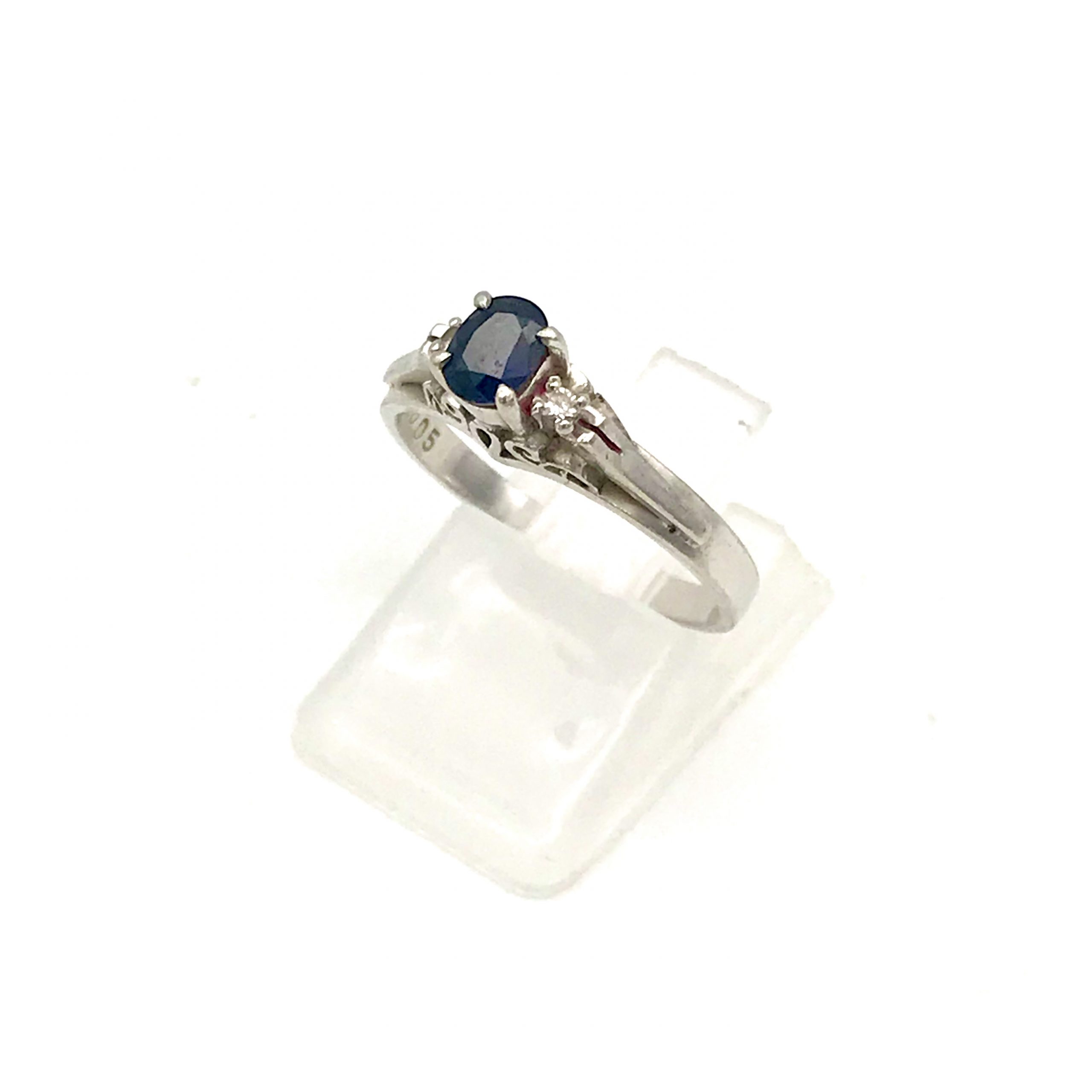 Pt900 リング（サファイア0.57ct、メレダイヤ0.005ct）