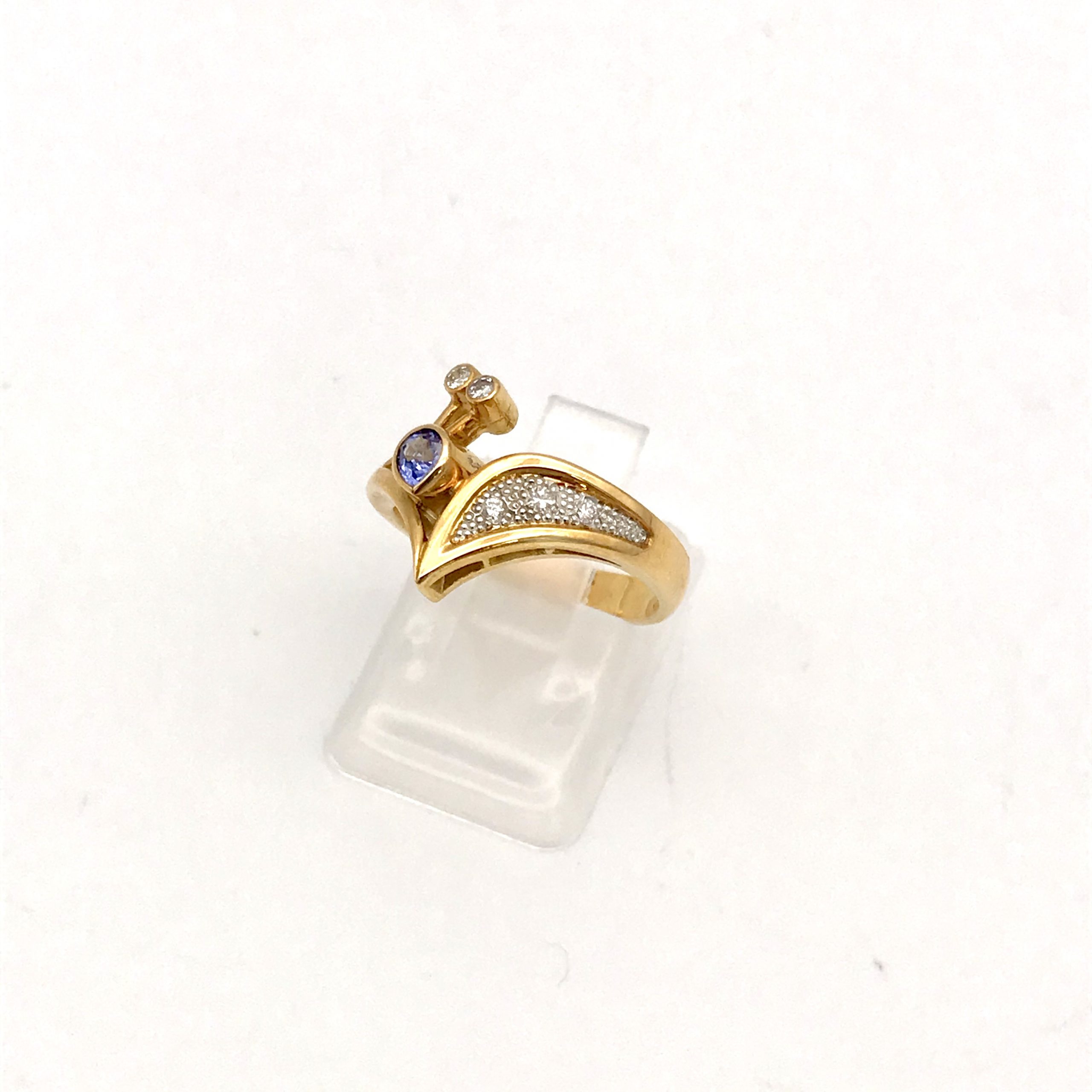 Pt900/K18 リング（スピネル0.685ct、メレダイヤ0.11）