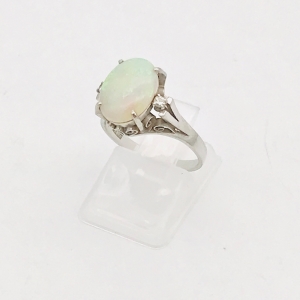Pt850 リング（オパール2.12ct、メレダイヤ0.06ct）