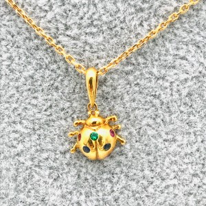 K18 ネックレス（ルビー0.06ct、サファイア0.06ct、エメラルド0.03ct）