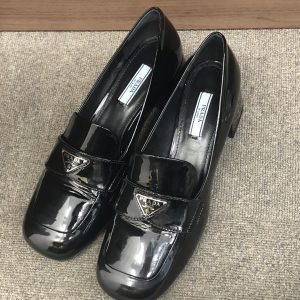 プラダ パテント ローファー